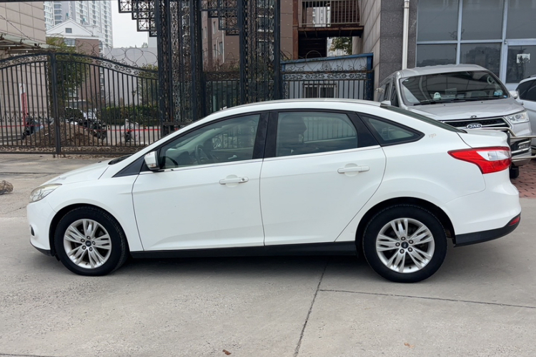 福特 福克斯 2012款 三厢 1.6L 自动舒适型车身外观6001