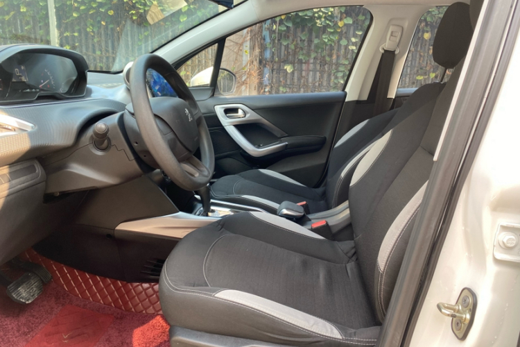 标致2008 2014款 1.6L 自动潮流版中控内饰7008