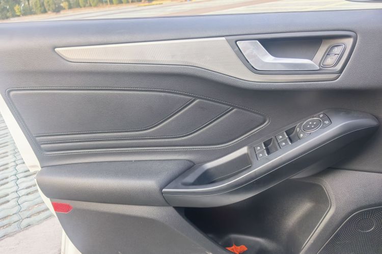 福特 福克斯 2020款 三厢 EcoBoost 180 自动锋潮型中控内饰7005