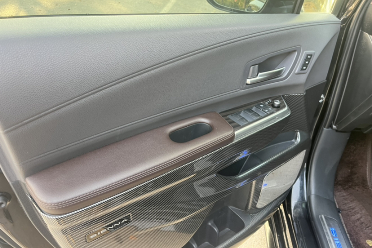 丰田 赛那SIENNA 2021款 2.5L混动 铂金版中控内饰7007