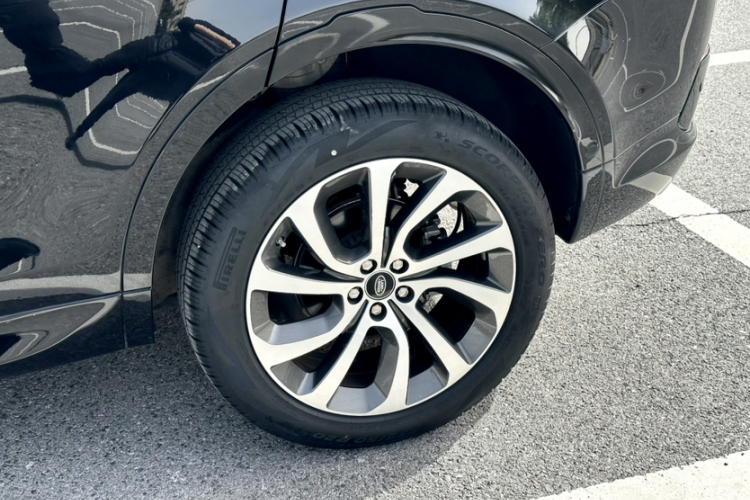 路虎 发现运动版 2020款 249PS R-Dynamic 性能科技版 5座车身外观6005