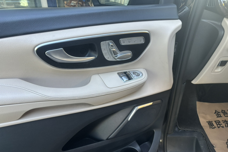 奔驰V级 2018款 V 260 L 尊贵加长版 国VI中控内饰7009