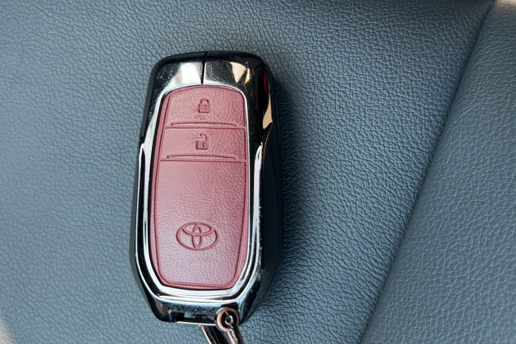 丰田 威兰达 2024款 双擎 2.5L E-CVT两驱豪华PLUS版中控内饰7001