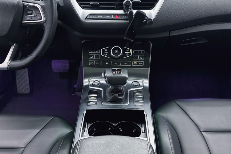 红旗H5 2020款 1.8T 自动智联旗享版中控内饰7005