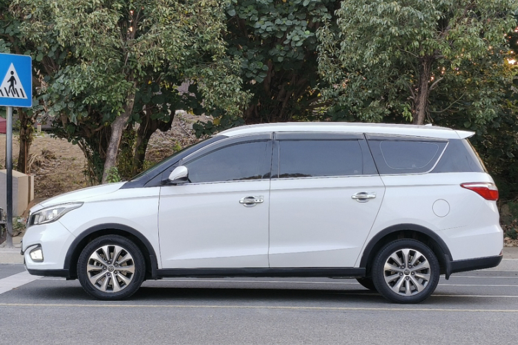 长安 凌轩 2017款 1.6L 手动精英型车身外观6004