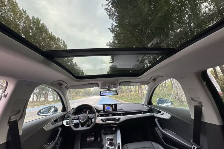 奥迪A4L 2018款 30周年年型 45 TFSI quattro 个性运动版中控内饰7001