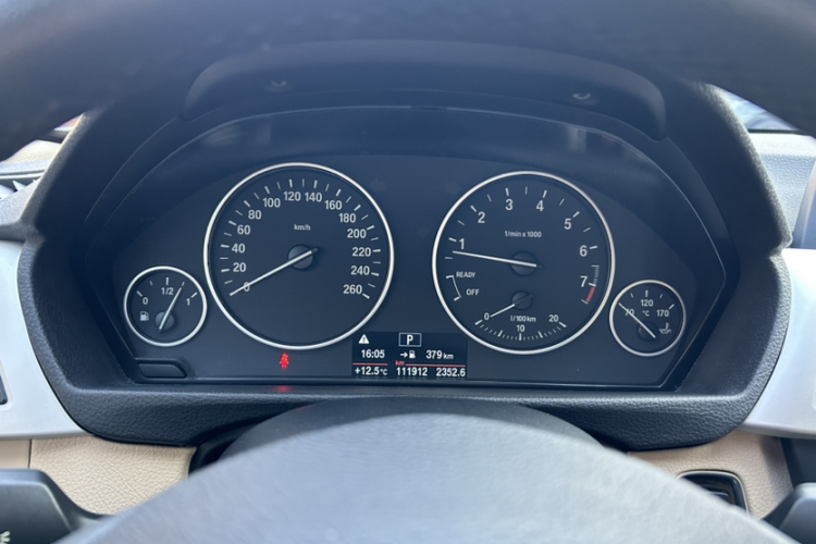 宝马3系 2015款 320i 超悦版时尚型中控内饰15