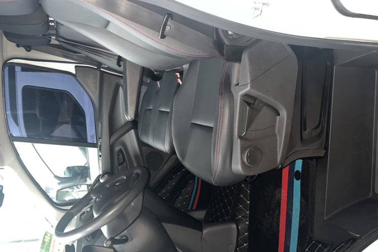 福特 全顺 2017款 2.0T汽油多功能商用车中轴中顶国V局部细节19