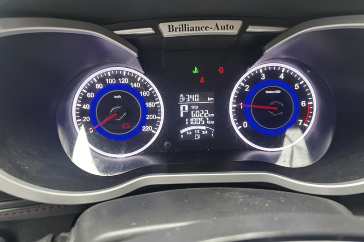 中华V3 2016款 1.5L 自动舒适型中控内饰15