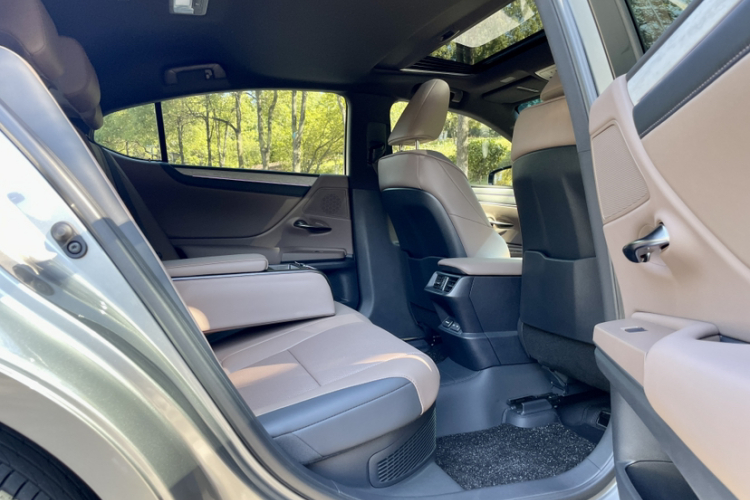 雷克萨斯ES 2025款 300h 臻享版中控内饰7010