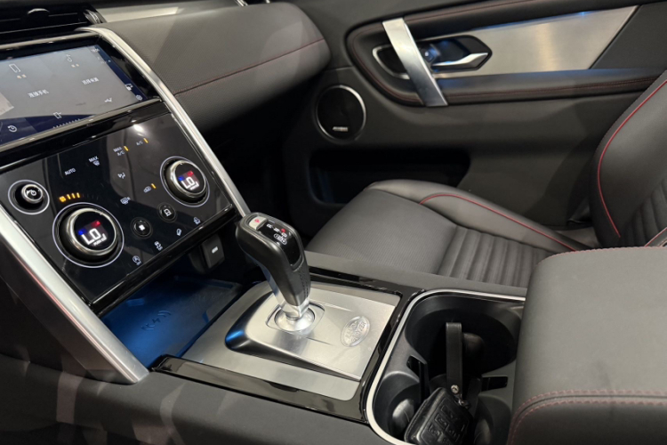 路虎 发现运动版 2022款 249PS 大都会版 5座中控内饰7006