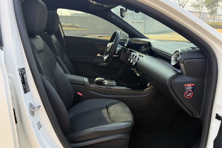 奔驰A级 2022款 改款三 A 200 L 运动轿车时尚型局部细节41