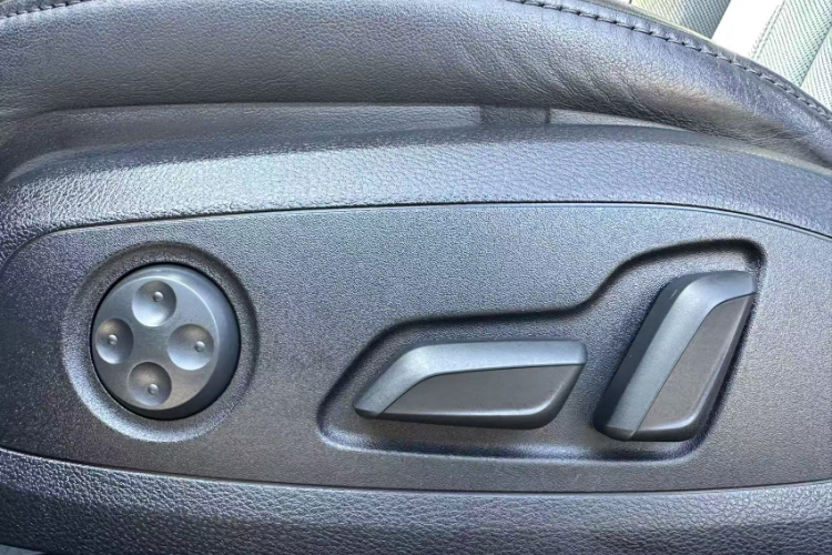 奥迪A4L 2020款 40 TFSI 时尚动感型中控内饰7005