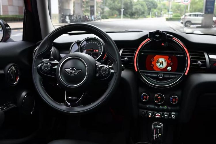 MINI 2018款 2.0T COOPER S 艺术家 五门版中控内饰7012