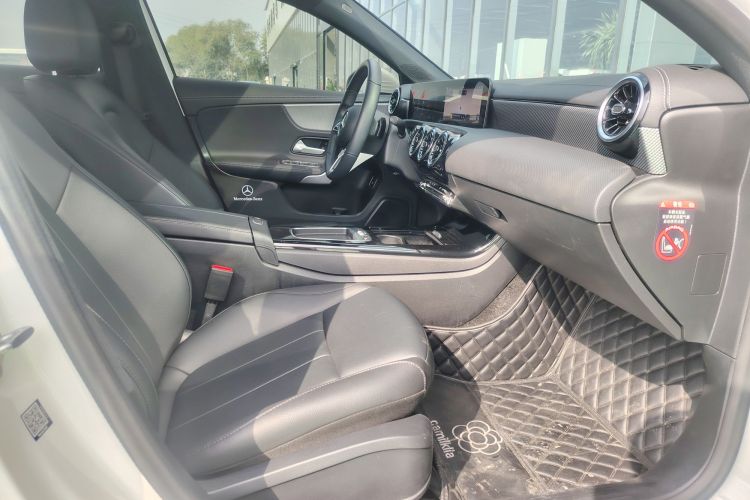 奔驰A级 2023款 A 180 L中控内饰7004