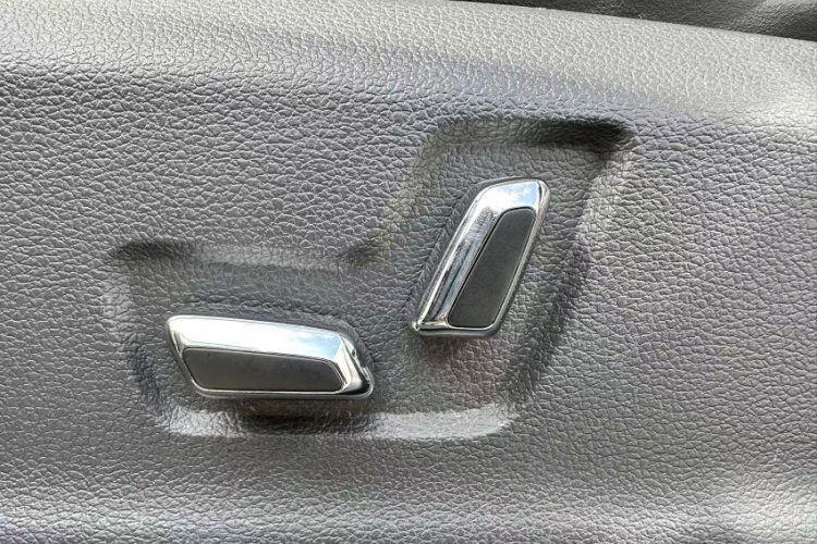 红旗HS5 2019款 2.0T 智联旗享版中控内饰7010