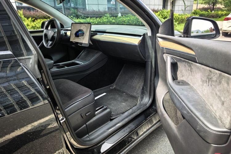 特斯拉 Model Y 2022款 长续航全轮驱动版中控内饰7002