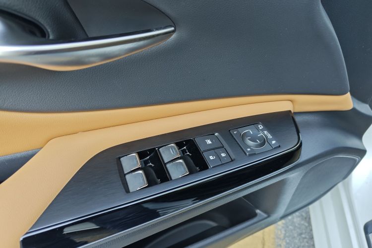 雷克萨斯ES 2023款 200 豪华版局部细节9008