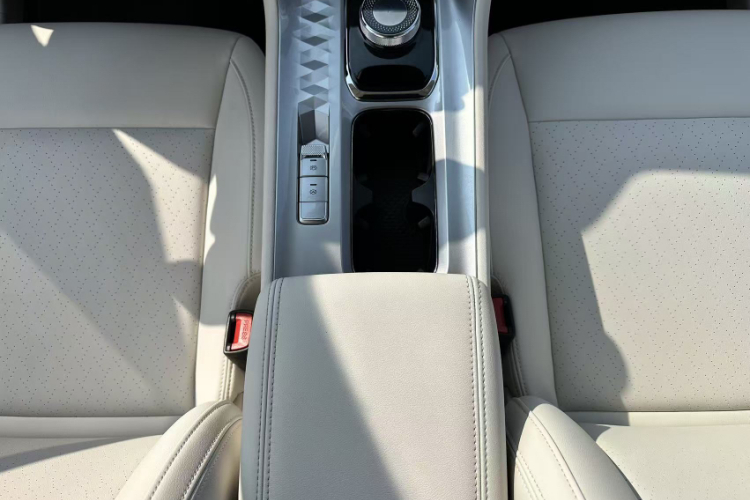 五菱汽车 五菱星云 2023款 2.0L DHT 旗舰版中控内饰7010