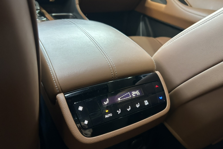 英菲尼迪QX60 2022款 2.0T 四驱卓越版局部细节9005