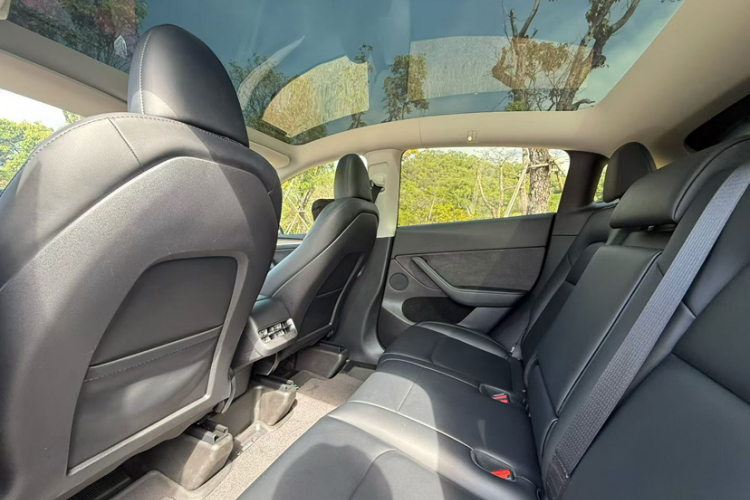 特斯拉 Model Y 2023款 长续航全轮驱动版中控内饰7001