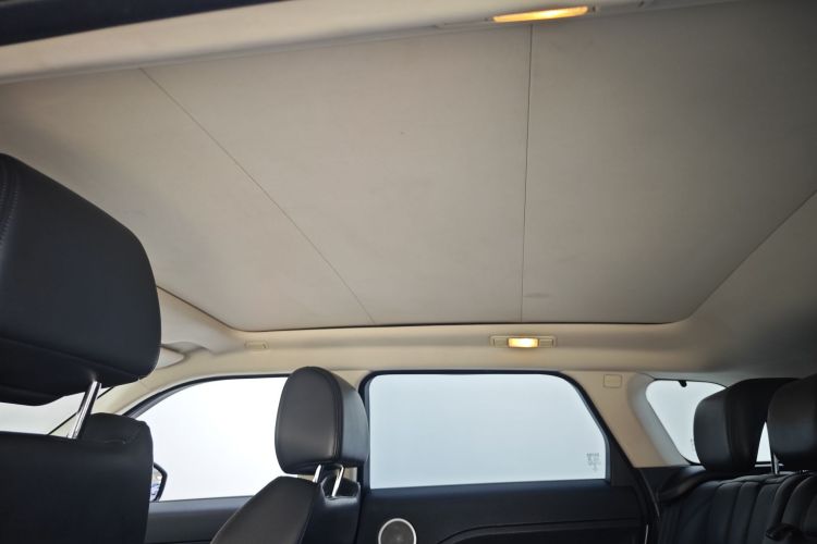 路虎 揽胜极光 2015款 2.0T 五门智耀版中控内饰7011