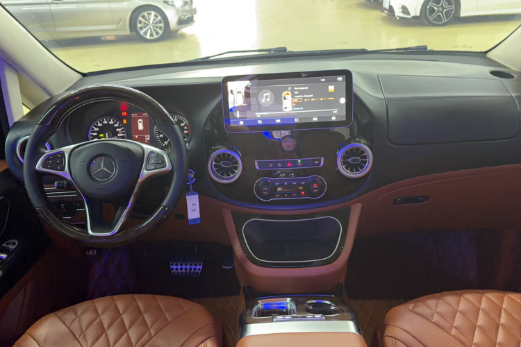 奔驰 威霆 2018款 2.0T 精英版 7座 国V中控内饰7004