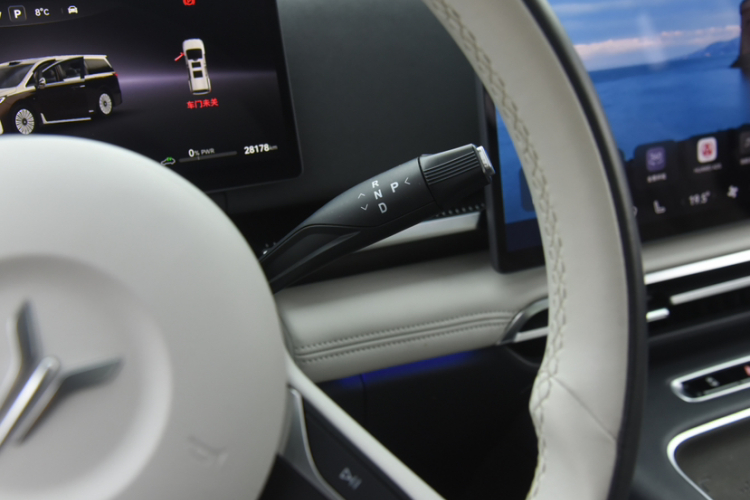 岚图汽车 岚图梦想家 2025款 PHEV 四驱旗舰乾崑版中控内饰7009