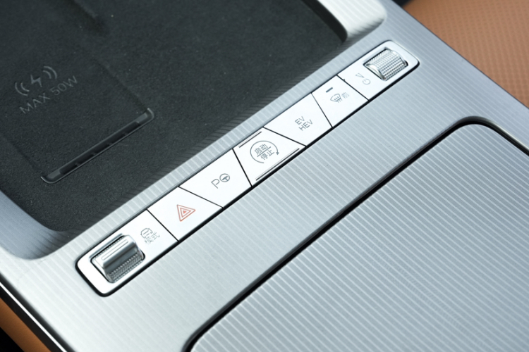 比亚迪 汉L 2025款 DM-p 四驱激光雷达旗舰型中控内饰7012