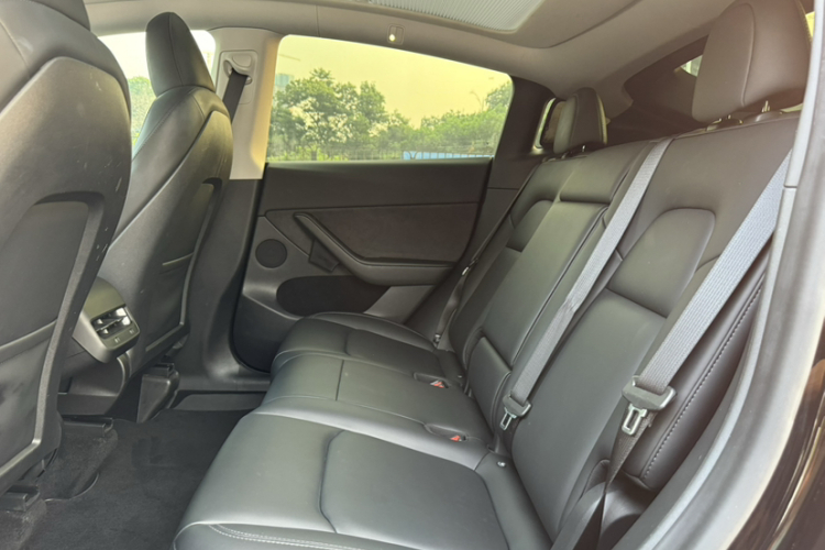 特斯拉 Model Y 2022款 改款 后轮驱动版中控内饰7003