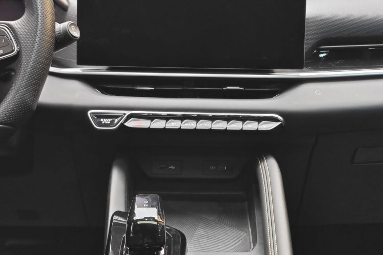 吉利汽车 2025款 缤越L 1.5TD DCT星耀中控内饰7007