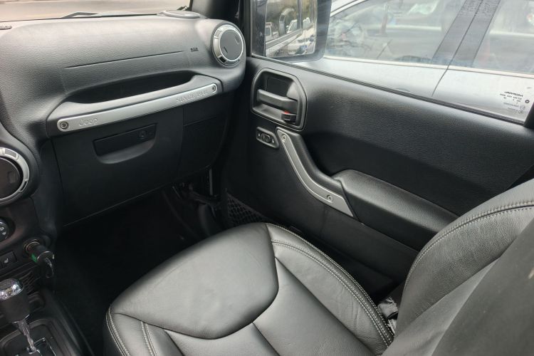 Jeep 牧马人 2015款 3.0L Sahara 四门舒享版中控内饰7005