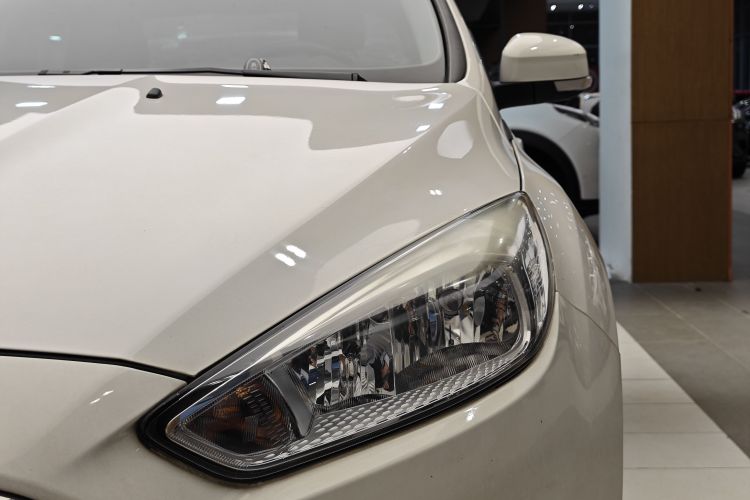 福特 福克斯 2017款 三厢 1.6L 自动风尚型智行版车身外观6012