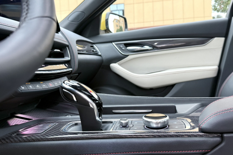 凯迪拉克CT5 2024款 28T 铂金型中控内饰7012