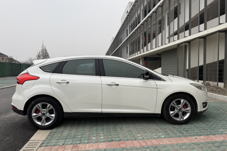 福特 福克斯 2015款 两厢 1.6L 自动舒适型车身外观6008