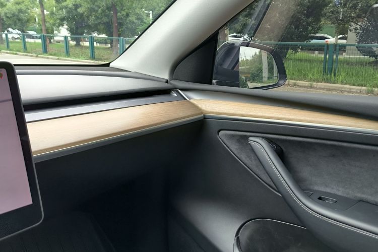 特斯拉 Model Y 2022款 改款 后轮驱动版中控内饰7008