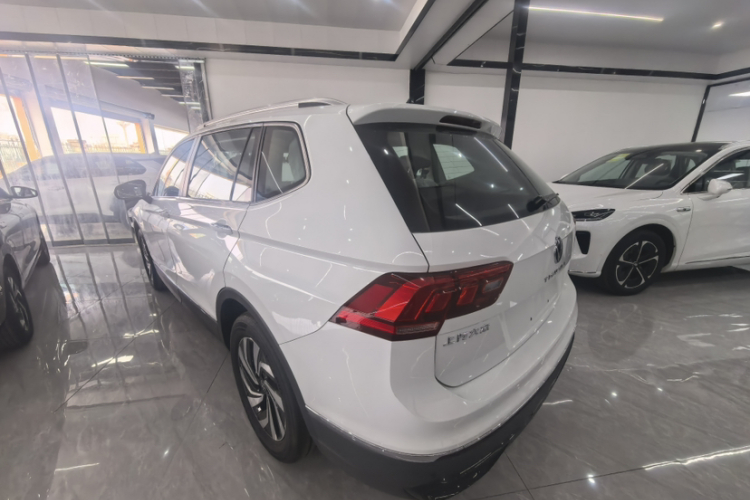 大众 途观L 2025款 出众款 300TSI 自动两驱龙腾版车身外观6003