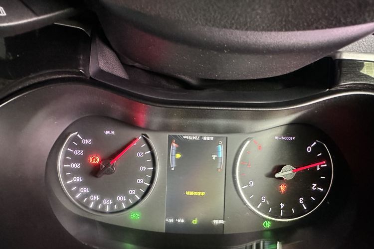 比亚迪 宋MAX 2018款 1.5T 自动智联精英型 6座中控内饰7005