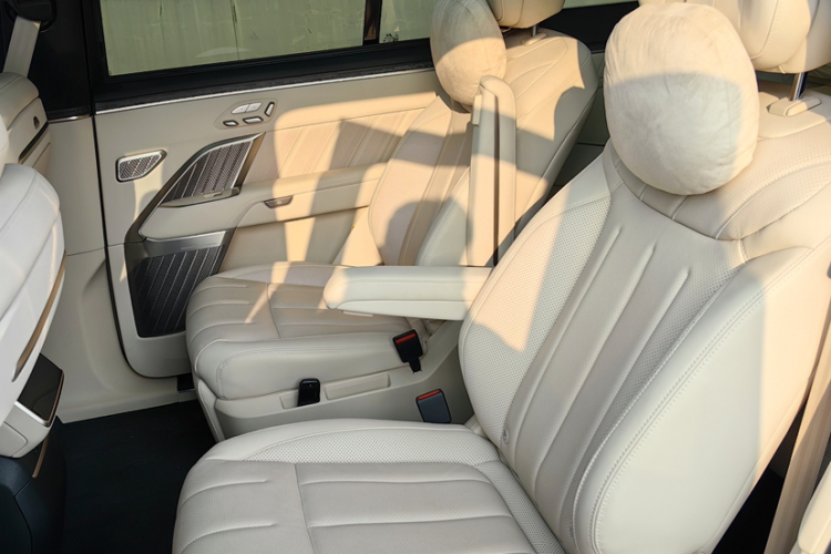 乐道L90 2025款 Ultra 六座版中控内饰7004