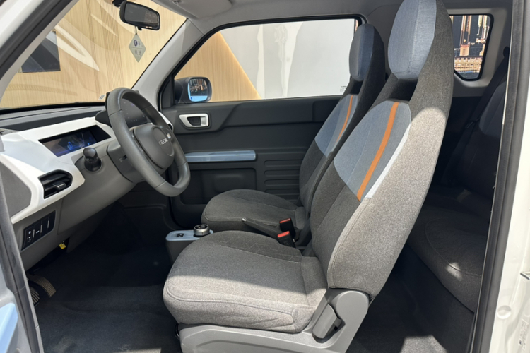 吉利银河 2024款 熊猫mini 200km 耐力熊中控内饰7003