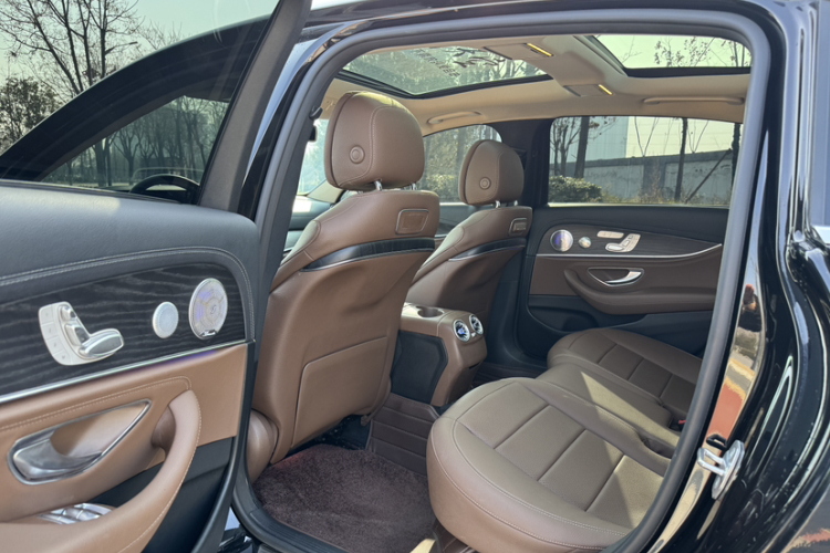 奔驰E级 2020款 E 300 L 运动豪华型中控内饰7003