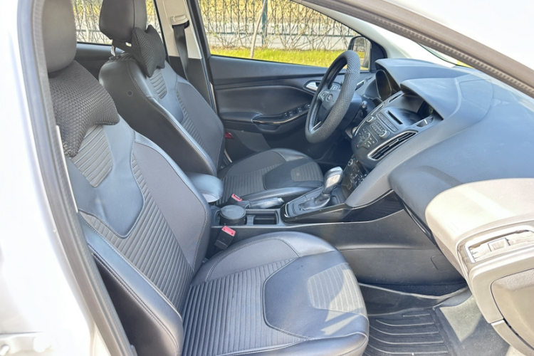 福特 福克斯 2015款 两厢 1.6L 自动风尚型中控内饰7001