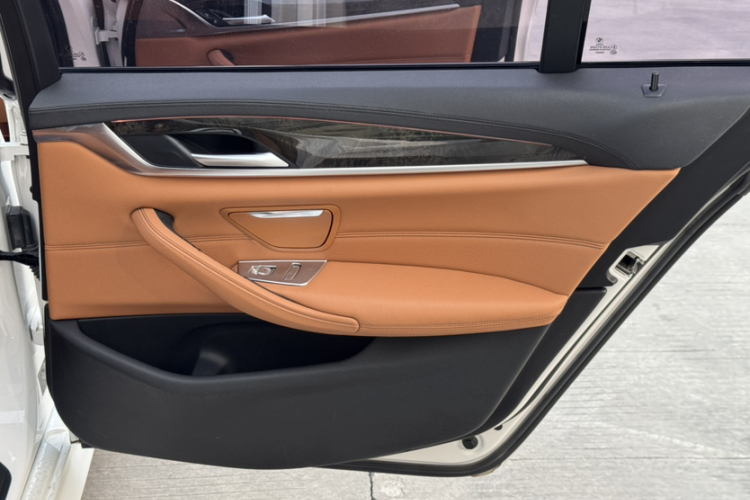 宝马5系 2019款 530Li 领先型 M运动套装中控内饰7005