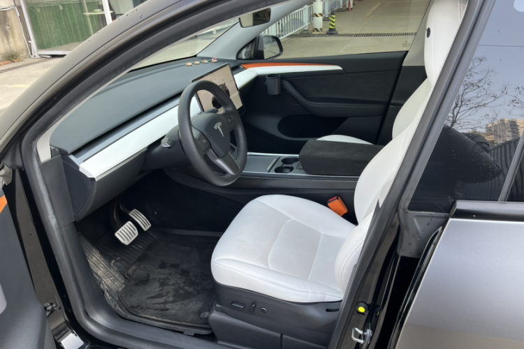 特斯拉 Model Y 2021款 Performance高性能全轮驱动版中控内饰7004