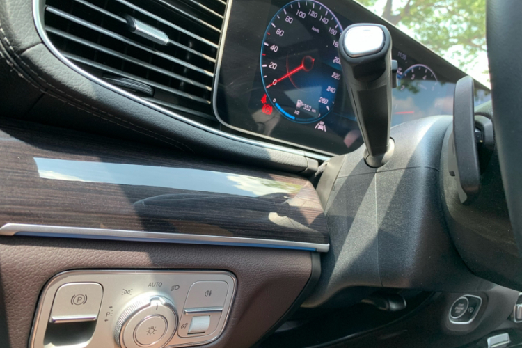 奔驰GLE 2023款 GLE 350 4MATIC 时尚型中控内饰7009