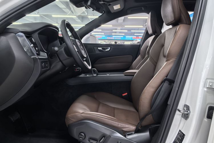 沃尔沃XC60 2022款 B5 四驱智逸豪华版中控内饰7002