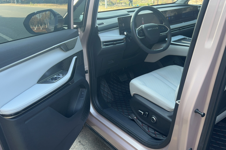 上汽大通MAXUS 大通G70 2024款 2.0T 自动旗舰版 7座局部细节19