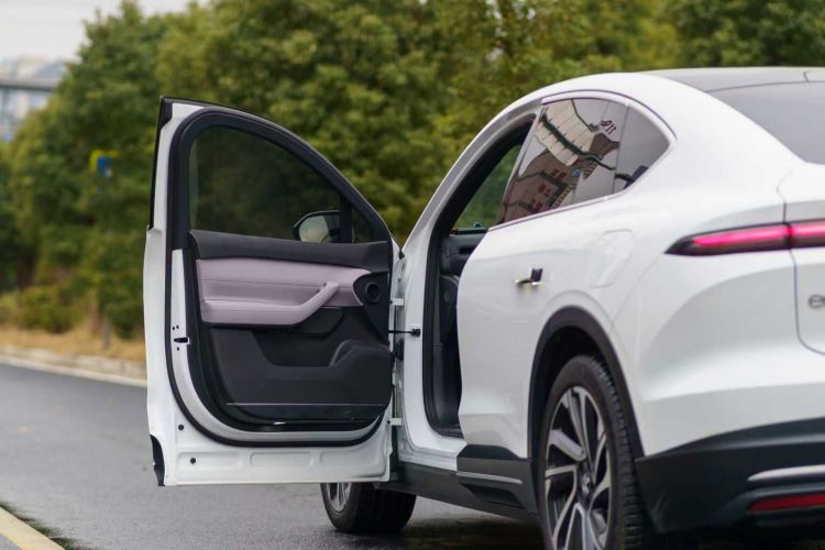 蔚来EC6 2024款 75kWh中控内饰7002