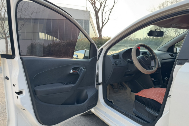 大众 Polo 2014款 1.4L 手动风尚版中控内饰7003