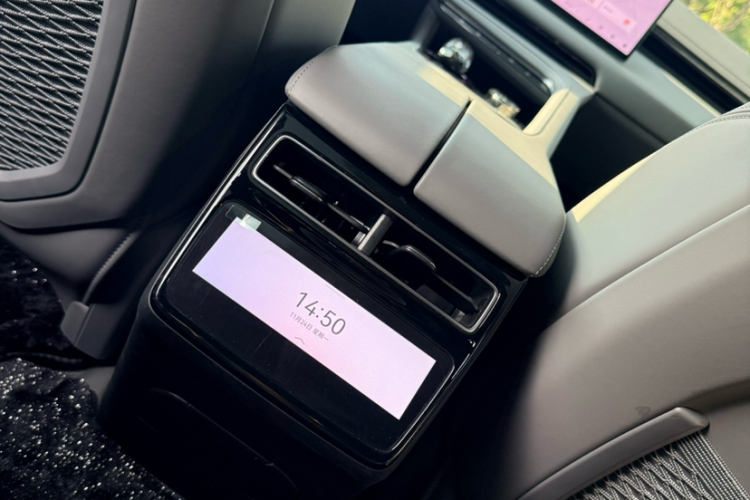 极氪001 2025款 WE版 100kWh 后驱中控内饰7013